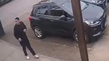 Uno de los delincuentes merodea el auto de la víctima en el Mercado de Maschwitz.