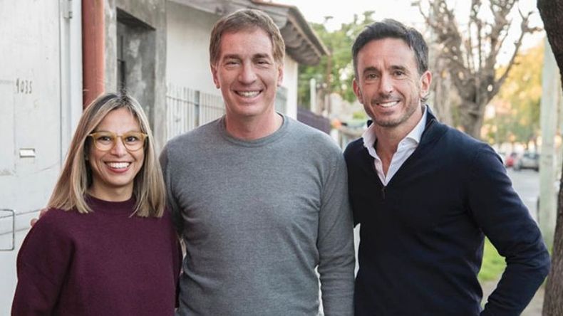 SONRISAS. Neuspiller y Cáceres sacaron de la galera una foto con Santilli..