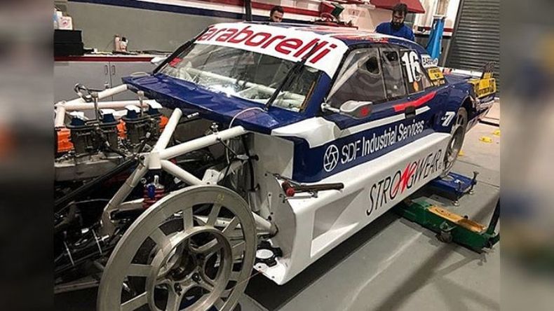 TALLER. La Dodge de Vázquez está lista para volver a la pista..