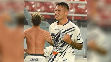 LLANTO. Motroni emocionado tras lograr el ascenso con Merlo. (FOTO: Luciana Bidegain - Diario Charro)..