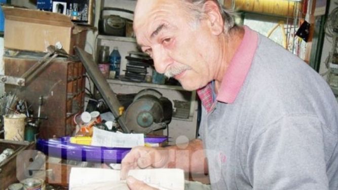 HÁBITAT. Oscar Fava, en su taller, recibiendo a El Diario en 2013..