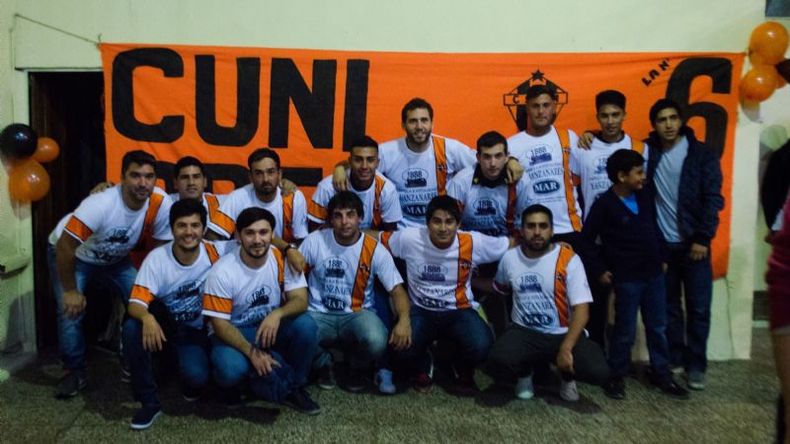 La primera División de Manzanares, con el trapo que recuerda a Cuni. Foto Mercedes Báez..