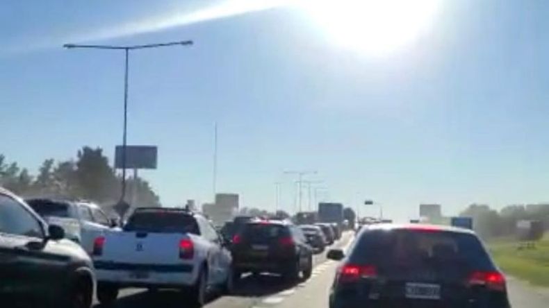 El tránsito se encuentra completamente detenido y las filas llegan hasta el Kilómetro 46..