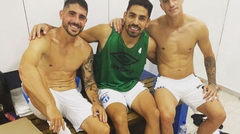 El festejo en el vestuario luego del triunfo ante Racing..