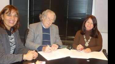 Marcela Pérez, Marcos Cytrynblum y Mirta Galván, ayer, al firmar el convenio..