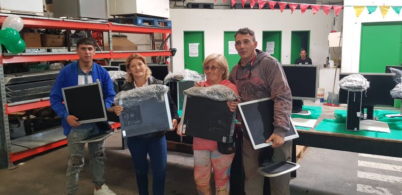 La cooperativa Tecnoraee donó 30 computadoras.