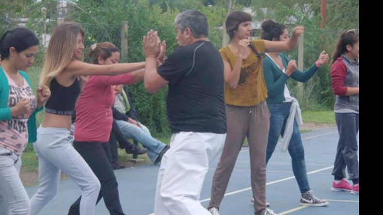 EN ACCIÓN. Más de 50 mujeres participaron de la 1ª clase..