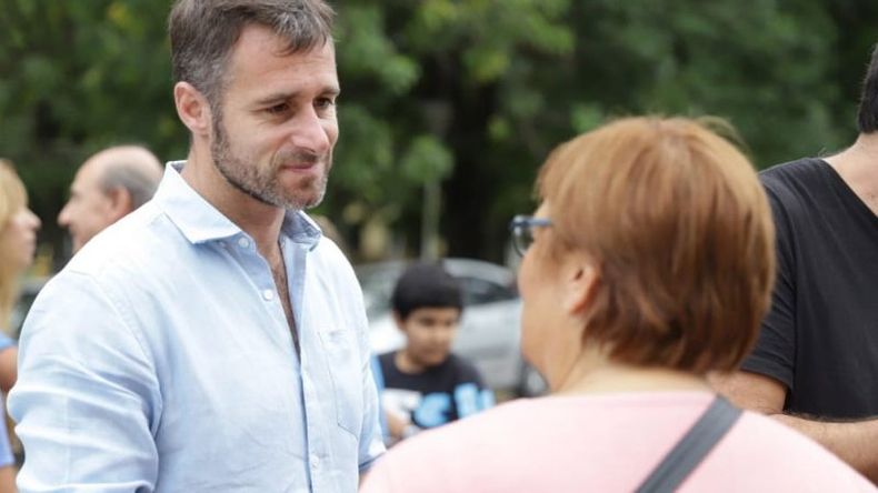 SALUDO. Achával sigue con sus recorridas diarias por los barrios..