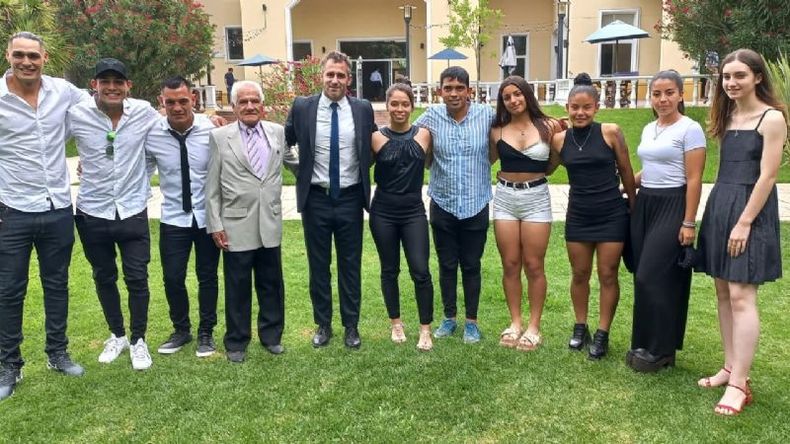 LA ARMADA LOCAL. Invitado por el Municipio, un grupo de deportistas locales participó de la ceremonia de la entrega de los Olimpia. Ellos son: los boxeadores Yamil y Joel Peralta y Elías Haedo; el histórico atleta Roberto Torres, Achával, Martina Mendoza (pesas), el director de Deportes Fernando Trillo, las futbolistas Sol Córdoba, Morena Chachagua y Magalí Benítez y la ajedrecista Belén Francisco..