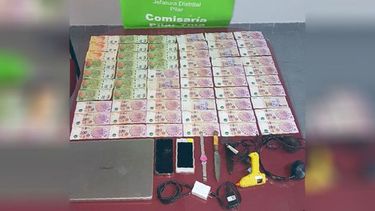 SECUESTRO. El dinero y parte de los elementos incautados por la policía..