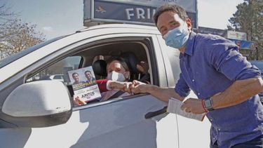 MANO A MANO. Neuspiller siguió sus recorridas con los vecinos..