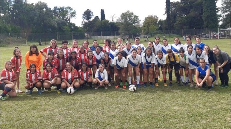 CLÁSICO. Las jugadoras de Argentinos y Unión posan juntas tras los amistosos..