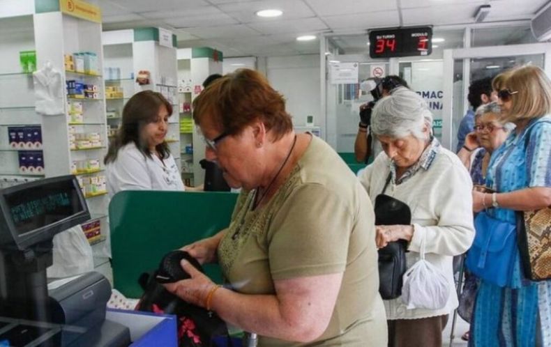 JUNTANDO MONEDAS. Muchos jubilados tienen que elegir qué medicamentos dejar.