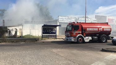 Frente de la gomería incendiada..