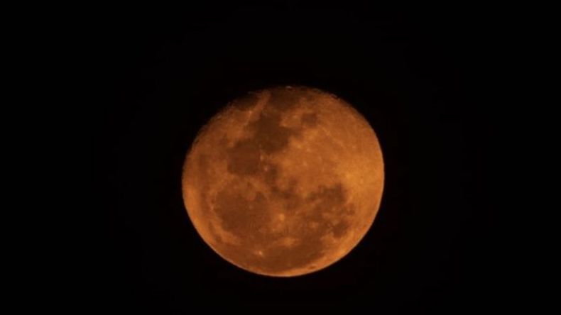 Roja. Por el incendio en los pastizales del Delta, la luna se vio con un tinte rojizo. (Foto: Fotografía NP). .