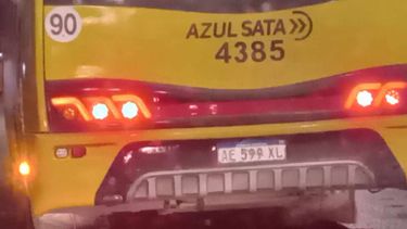 A ver si las autoridades hacen algo con los colectiveros. Esta unidad de la línea 203 pasaba los semáforos en rojo, en Ruta 8 La Lonja. Carlos Verenchuk.&nbsp;