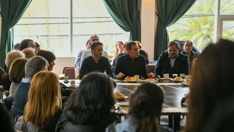 CAFÉ POR MEDIO. Santilli y Neuspiller charlaron con adherentes..