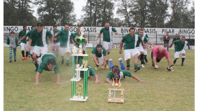 CUATRO. Los Verdes festeja con la copa su extensión en el reinado..