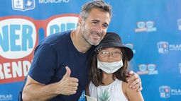 VER BIEN. Achával posa con una de las niñas que recibió sus lentes..