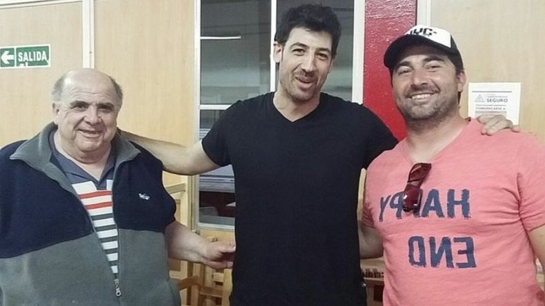 LLEGADA. García, custodiado por Cataini y Noto, en la presentación..