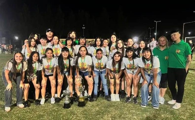 CAMPEONAS. Las chicas de Monterrey posan con las copas, tras lograr su primera estrella en la Liga.