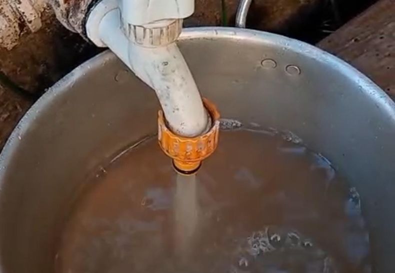 El agua marrón vertida de las canillas en San Alejo.&nbsp;
