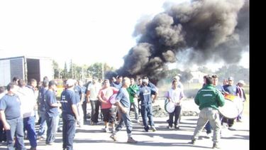 Trabajadores durante el piquete montado ayer en la ruta 25..