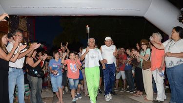 Roberto Carlos Torres en la inauguración del corredor aeróbico con su nombre, llevando la antorcha.