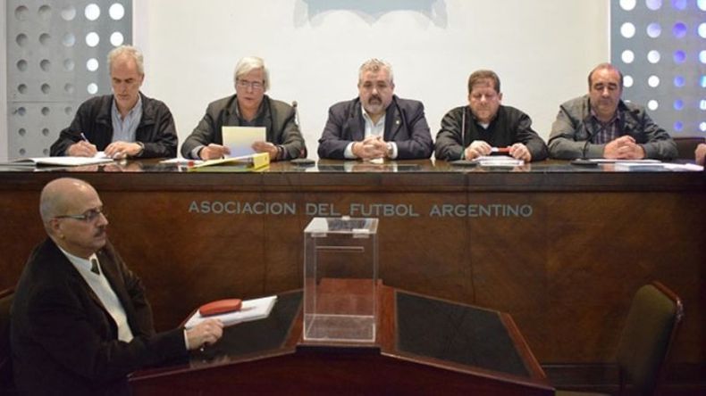 REUNIÓN. La mesa directiva de la D, con el presidente Dante Majori (centro), en plena sesión..