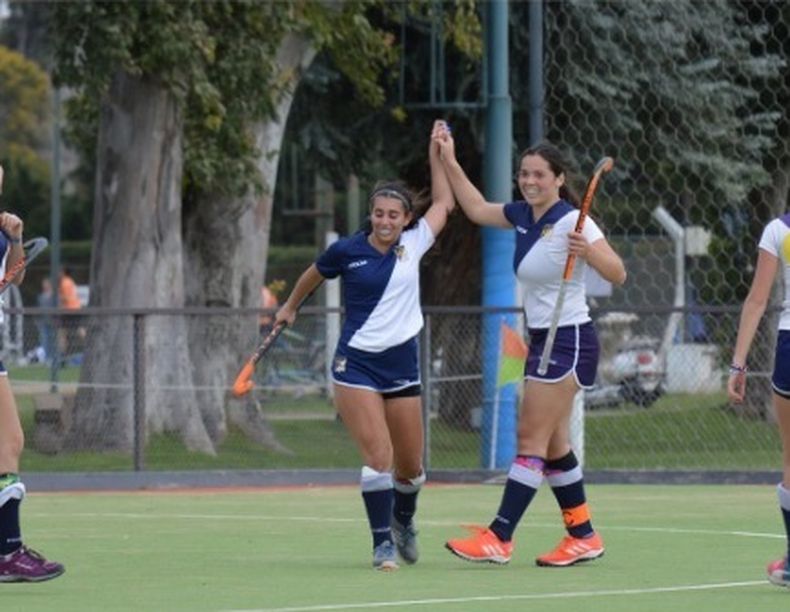 VICTORIA. Las jugadoras de Champagnat festejan un triunfo clave en casa.