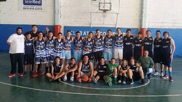 JUNTOS. Los planteles de ambos equipos unidos, tras la jornada..