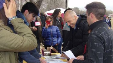 APOYO. El intendente Ducoté, en uno de los stands informativos..