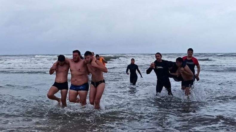 MAR. Los alumnos de la promoción 2022 rinden exámen en las playas argentinas..