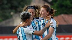ABRAZO DE GOL. Paz festeja con Núñez y García el tanto de la victoria argentina. ABRAZO DE GOL. Paz festeja con Núñez y García el tanto de la victoria argentina.
