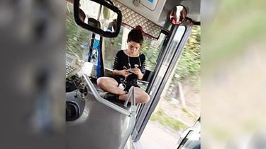Así viajan en el 503, barrio Manzone: sin barbijo, la puerta abierta y esta chica sentada así, un desastre. Natalia..