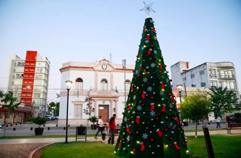 El árbol de Navidad volvió a la Plaza 12 de Octubre.&nbsp;