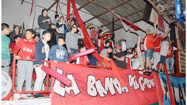 La Banda sigue tocando. Sportivo Pilar regresó a las competencias regionales en el básquet y la fiesta fue completa en las tribunas. La Banda del Spor volvió a cubrir la tribuna del escenario detrás de uno de los tableros con su música y aliento permanente durante los 40 minutos en el triunfo agónico frente a Colón de Chivilcoy..