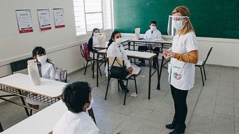 AL AULA. Los alumnos volverán a las clases presenciales tras el receso invernal..