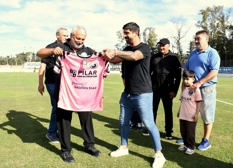 El presidente de Real Pilar, César Mansilla, entregando la camiseta a Gastón Díaz.