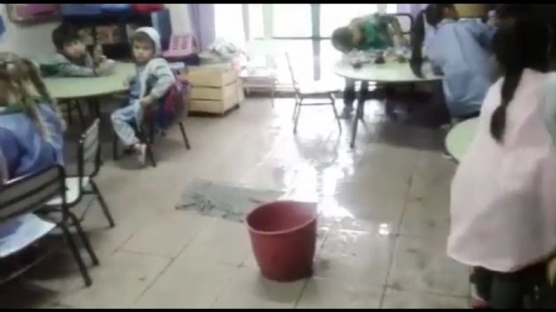 AGUA. El Jardín 910 de La Lonja sufrió severas filtraciones en la última lluvia..