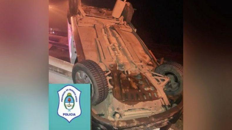 RUEDAS PARA ARRIBA. Así quedó la Renault Kangoo en la que viajaban las víctimas..