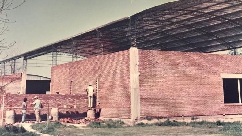 La construcción del gimnasio, inaugurado en 1988..