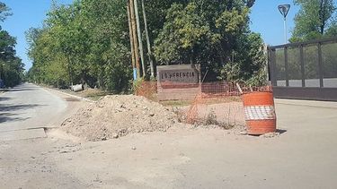DEMORADOS. Así está la entrada del salón al que asistirá Maradona..