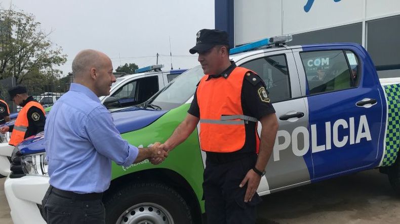 Saludo. Esta mañana Ducoté presentó nuevos patrulleros y chalecos con cámaras. .