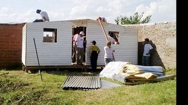 AYUDA. De cada construcción participan entre cinco y diez personas..