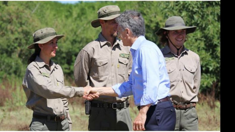 VISITA. Macri saludó a los guardaparques en la Reserva Natural..