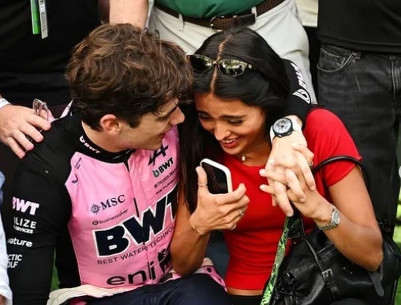 Franco Colapinto celebra junto a Maia Reficco su mejor clasificación en la F1.