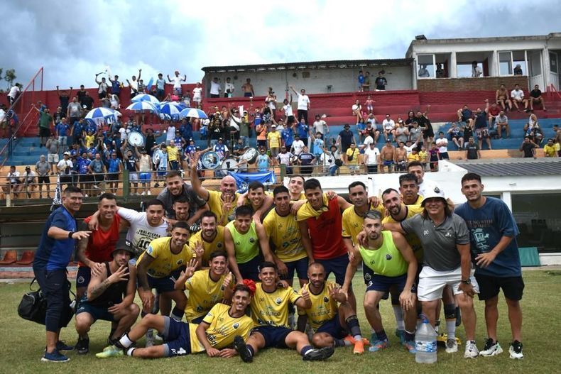 SEMIFINALISTA. Toda La Fraternidad festeja la clasificación en la cancha de Armenio.