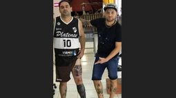 CALAMAR. Capizano, con el tatuador Esteban Ríos..