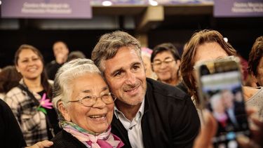 ABRAZO. Federico Achával compartió la celebración con los jubilados.